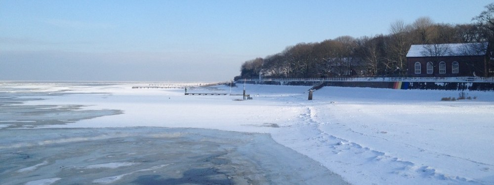 Romantischer Winterstrand